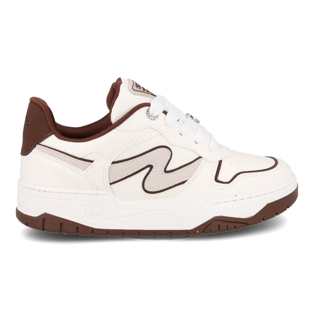 Tênis casual feminino branco com detalhes em marrom visto de lado, mostrando o design moderno e fechamento por cadarço